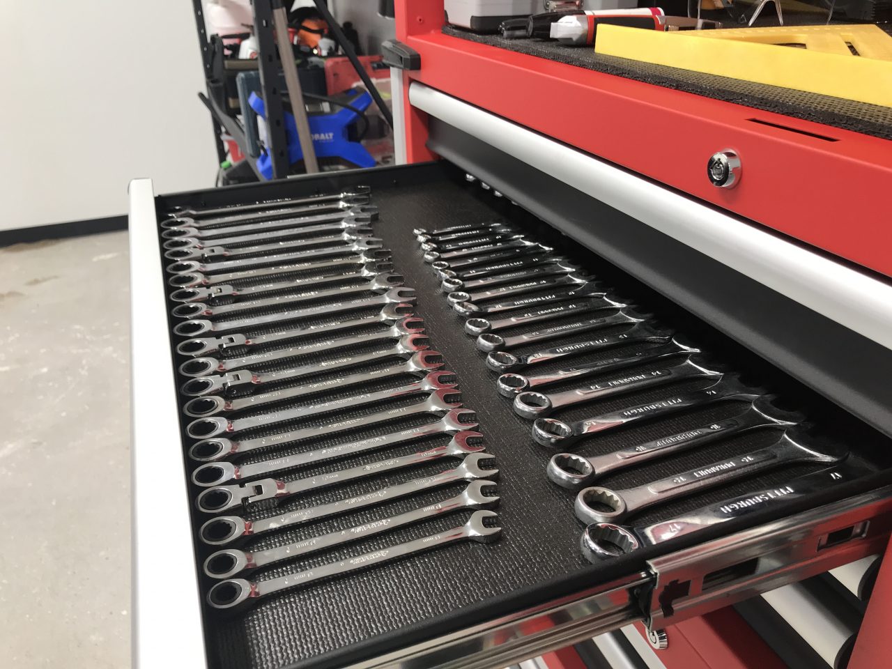 Milwaukee 48228546 46 in. 18Drawer Tool Chest and Combo